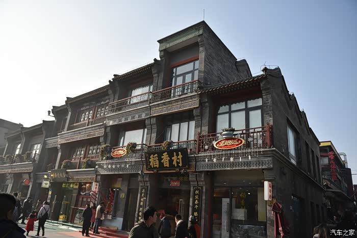 来到了前门大街步行街,偶遇杜莎夫人蜡像馆,不过今天就没时间去里面看