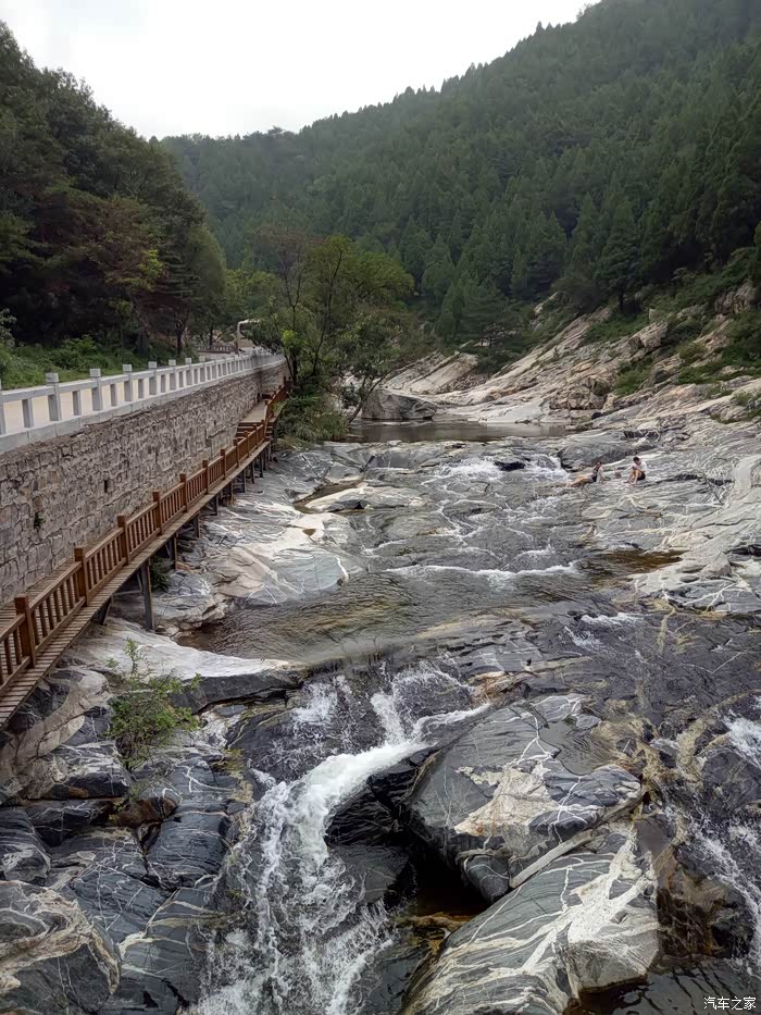 忙里偷闲陪着老妈游览泰山彩石溪