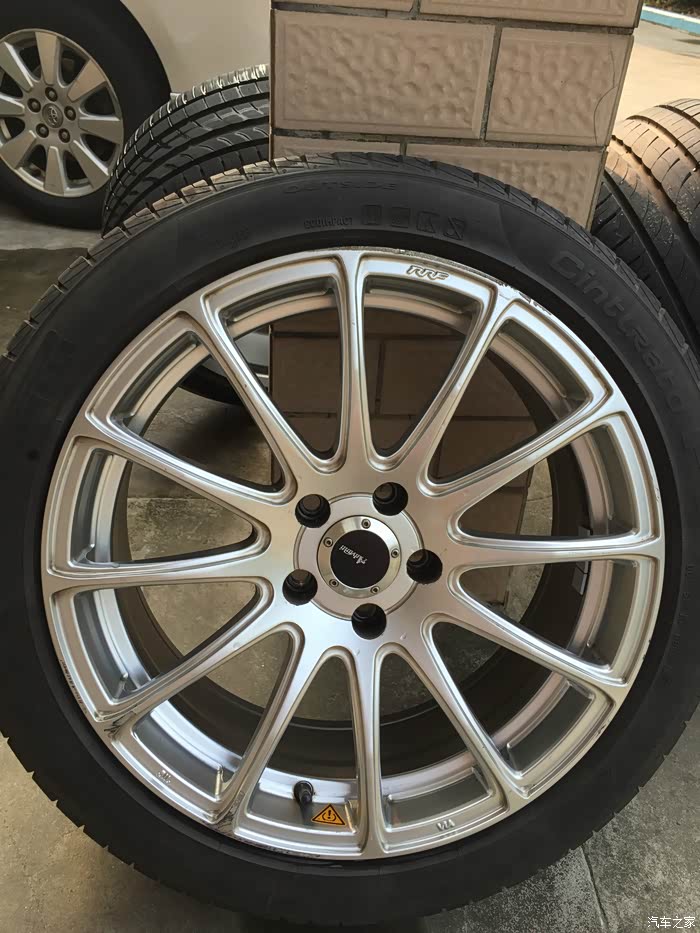 一套定制的雅泛迪n707旋压锻造轮毂 18寸 带倍耐力轮胎