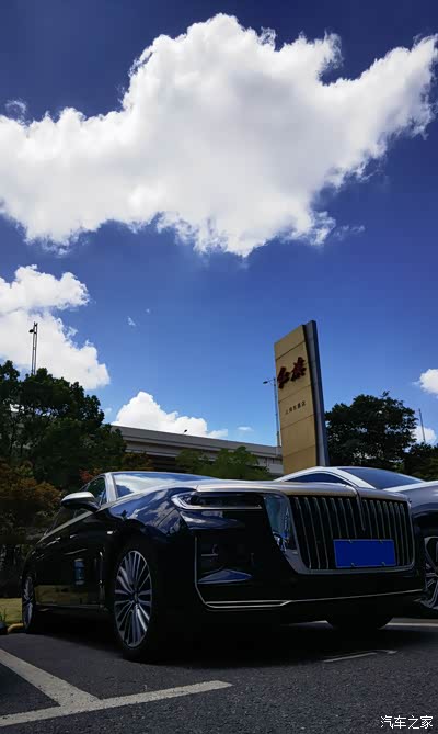 逛商场偶遇红旗h9,被帅气的外表所吸引