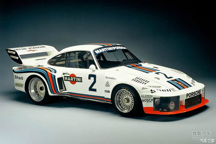 这张图片是马天尼涂装的保时捷 935 赛车实拍图片.