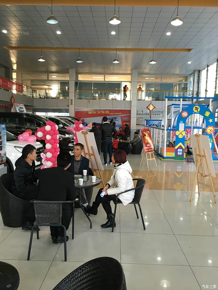 销售人员紧张洽谈中