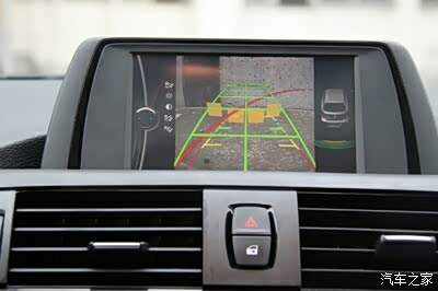 宝马1系倒车影像装在保险杠上面,不好判断物体之间的极限距离.