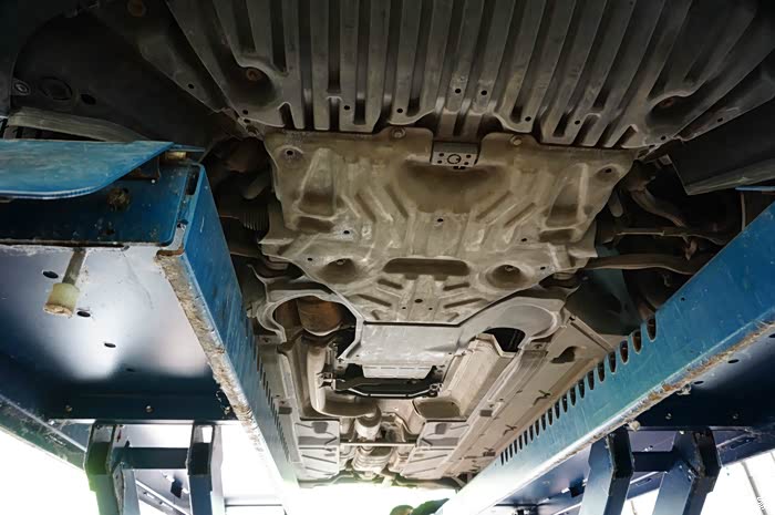 检查底盘,老款发动机护板铁的,杠杠滴,现在新款都换成塑料的了,过倒