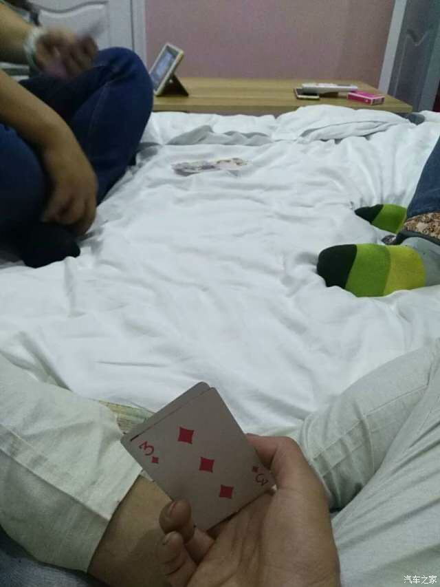 宾馆里打扑克牌图片
