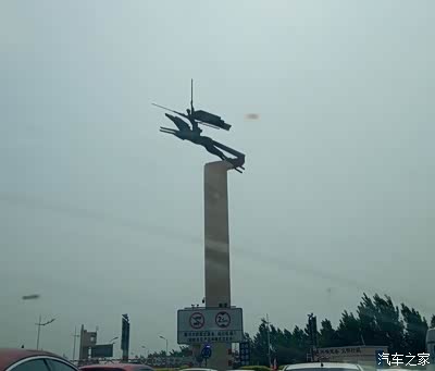 从滨州绕道,路过黄河大桥前,环岛处的雕塑,很有气势.