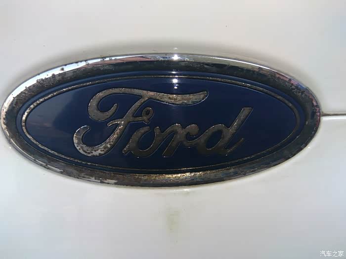 关于福睿斯车标中网亮条的氧化问题