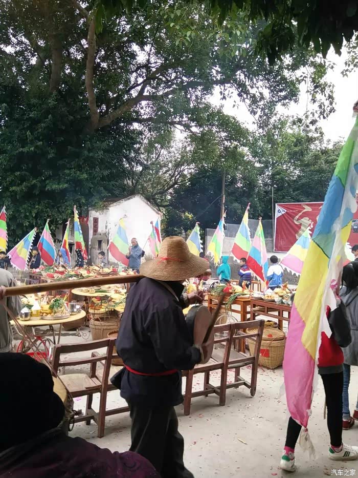 各色彩旗飘杨.人头串动.人心鼎沸.