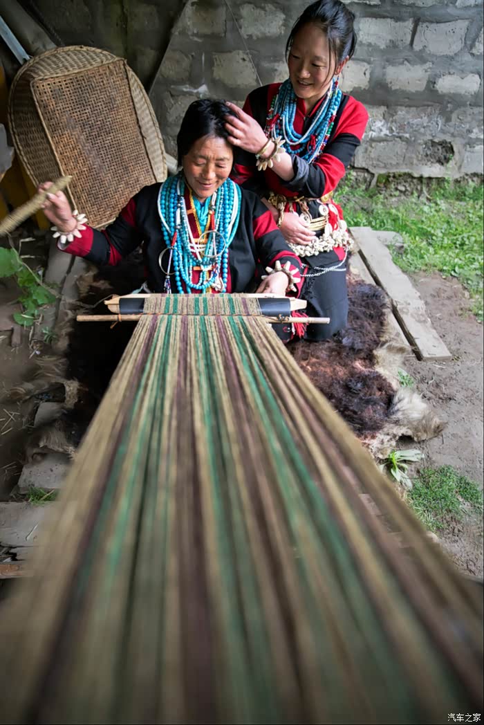 长期以来,珞巴族都有手工制作的习俗,生活中用的一些生活用品,匾和