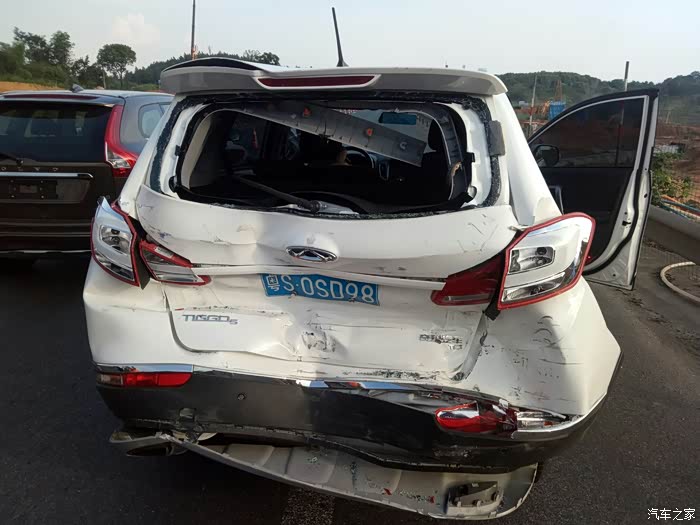 高速追尾倒霉透顶远离大货车