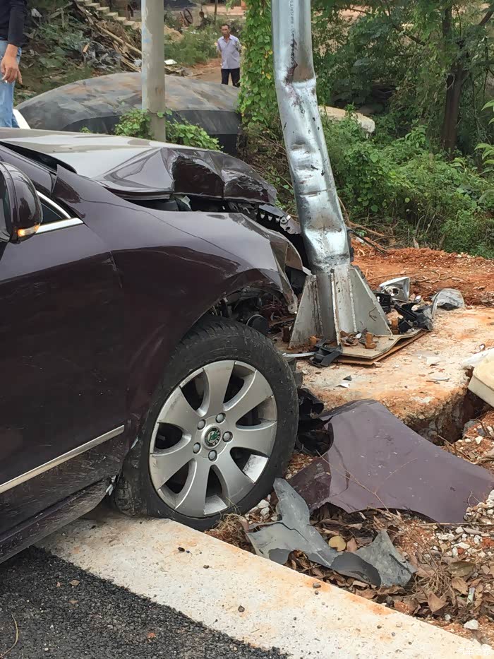 速派事故,路标基础都撞起来了,前气囊全爆