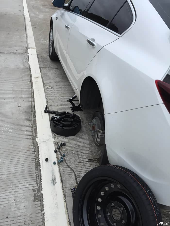 终于让我赶上了爆胎