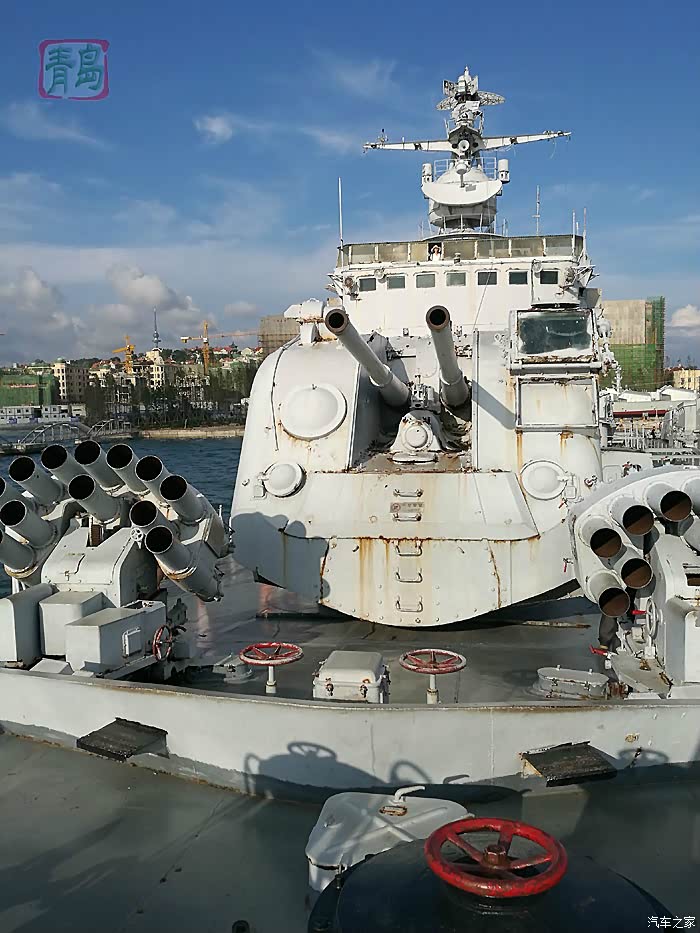 105舰的舯部甲板,右侧这个大家伙就是"上游一号"反舰导弹.
