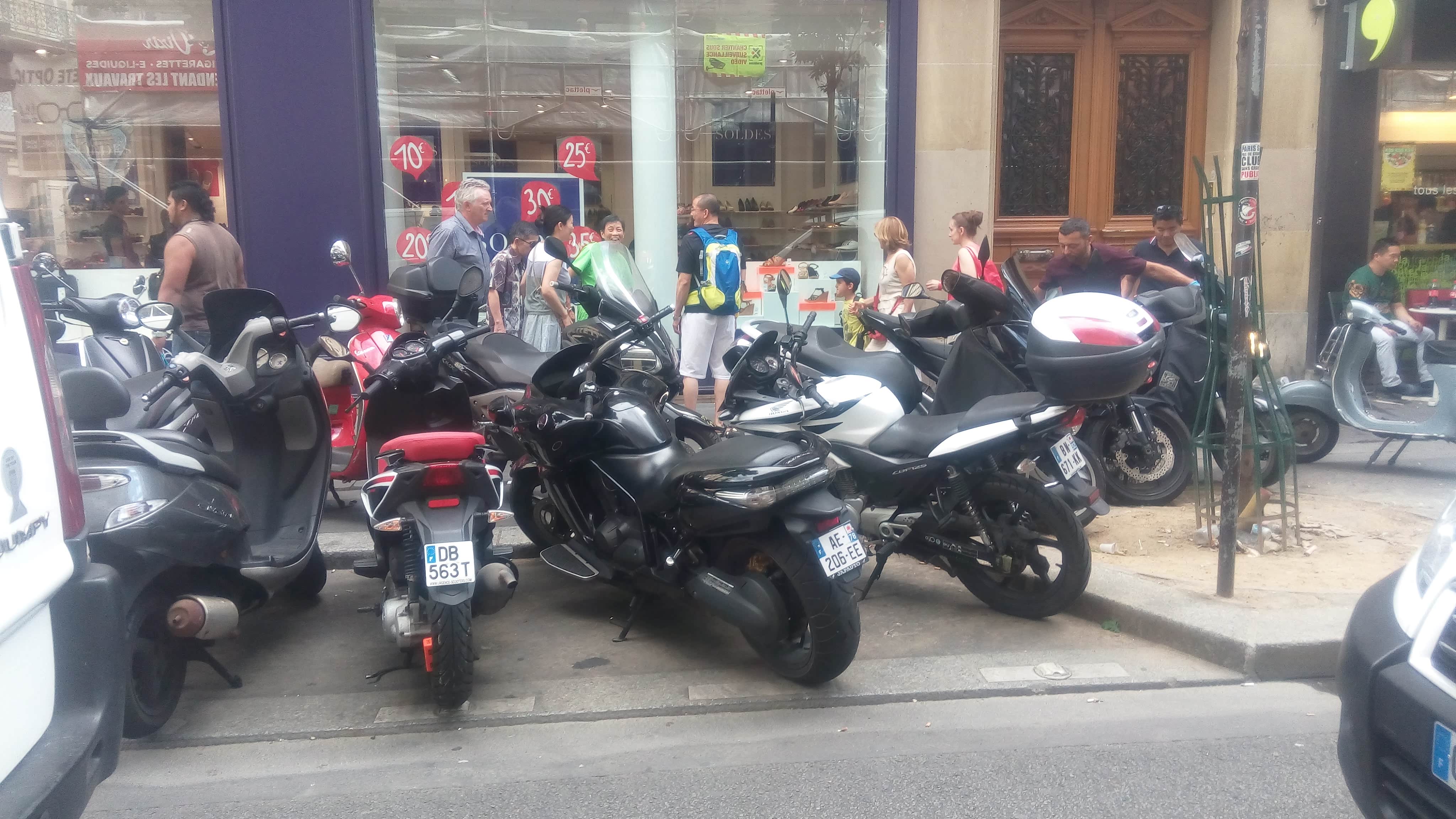 今天在巴黎拍的,很多大摩托在车流中穿梭.