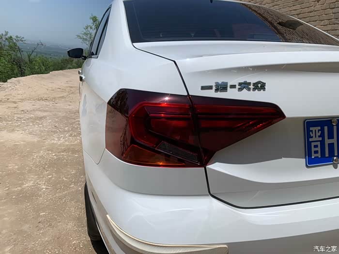 升级熏黑运动尾灯