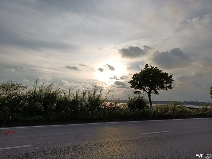 路邊海岸的美景