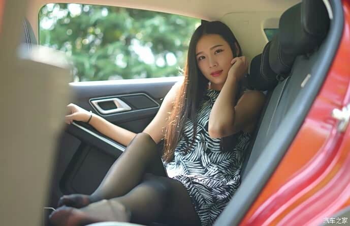 大长腿黑丝袜女友开驭胜来个家乡郊外游