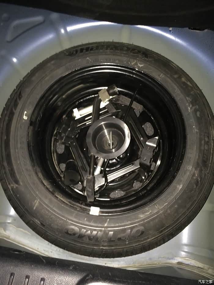 后备箱的备胎和换胎工具.