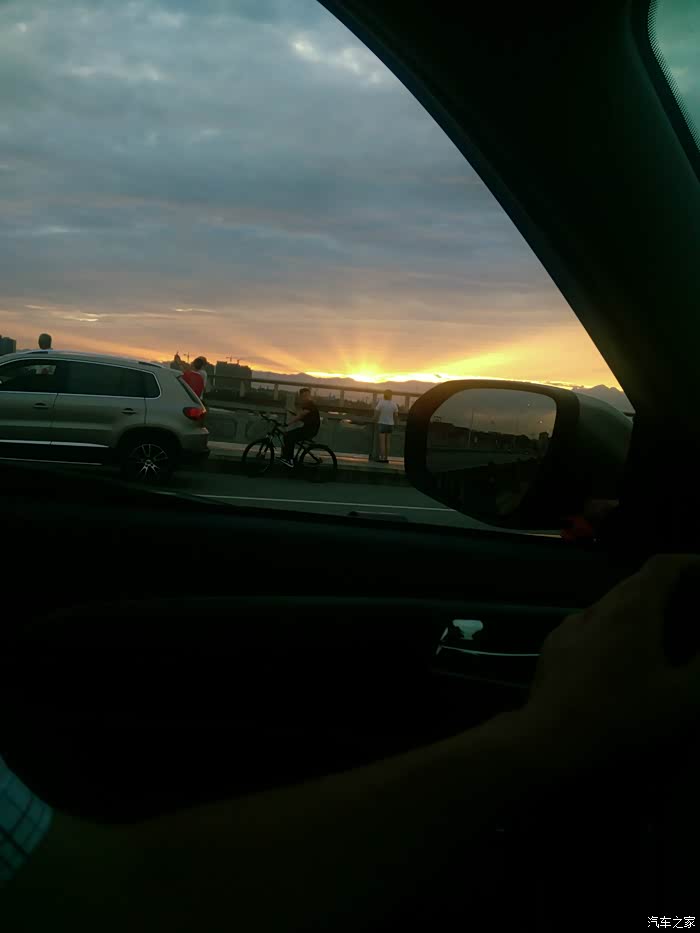 四川成都cs75车友会276与小7傍晚回家途中看见美丽夕阳