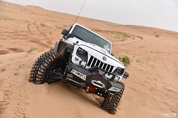 这样的jeep牧马人在沙漠好漂亮