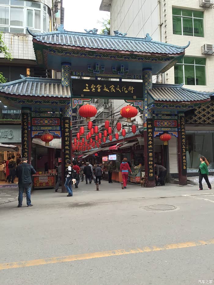 达州的美食街最出名的七星椒就在这里