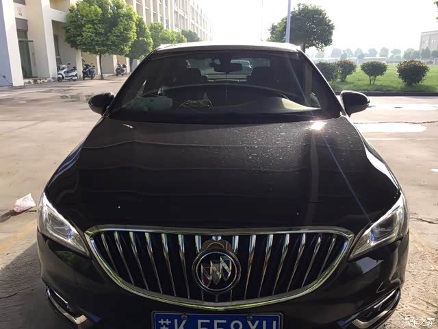 珍珠黑是金属漆,黑色大气!白色不是珍珠漆易变色.