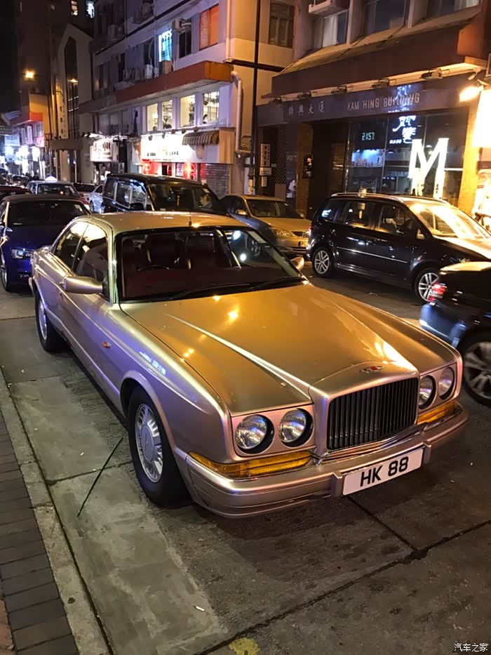 香港街头牛x的宾利
