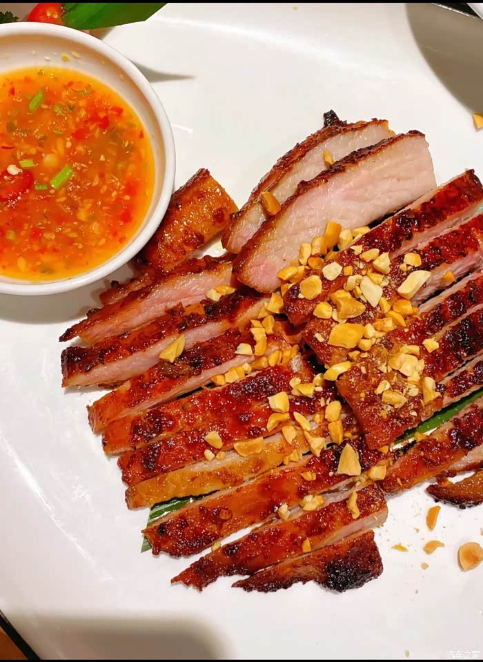 金牌炭烧松板肉,外焦里嫩,肉质有点偏甜,酱汁有点酸酸辣辣,有点像韩国