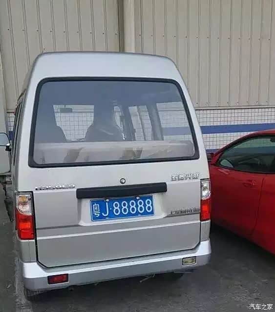 转载这台低配版飞度的车牌是粤yy9999