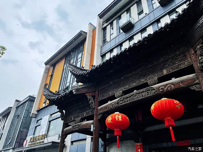 是一个徽派建筑门头的饭店.