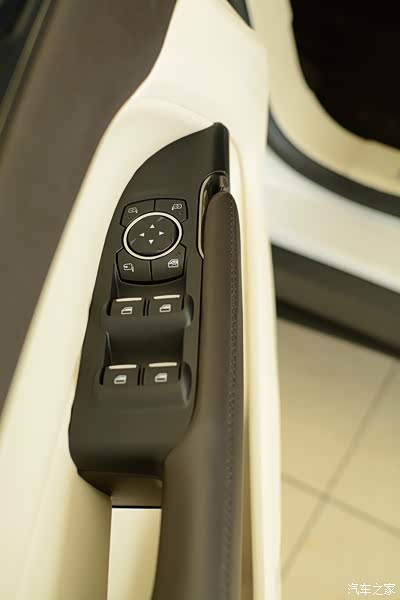 林肯mkc的车门设计也具有十分强烈的层次感,真皮包裹,舒适性也