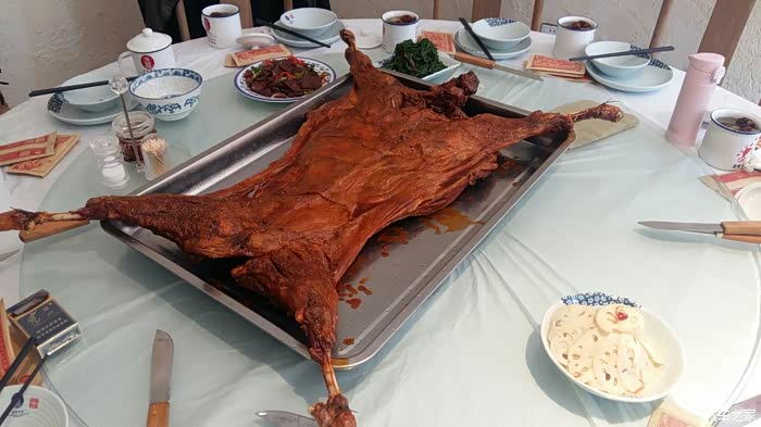 小雷子接亲活动和玉泉山庄烤全羊