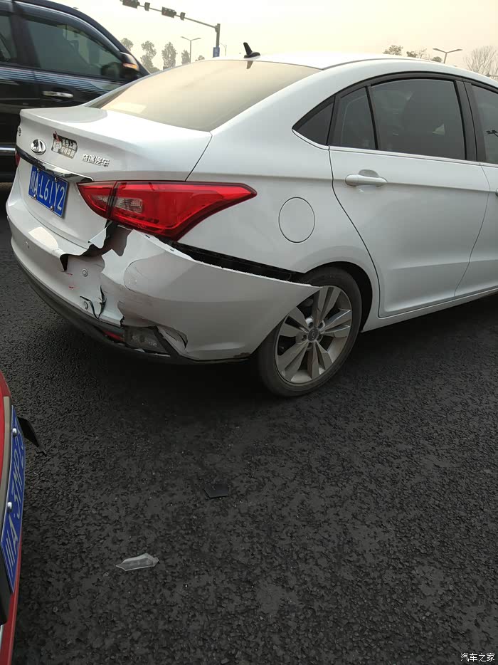 被追尾了,麻烦各位帮看下严重不,要花好多钱