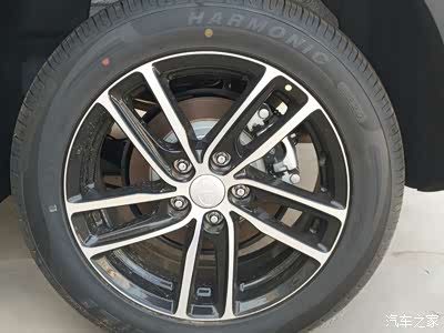 双色的轮毂,提升了它的档次感