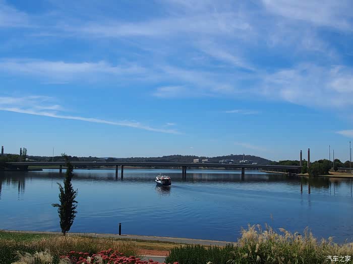 伯利格里芬湖区辽阔,碧波荡漾,景色十分美丽.
