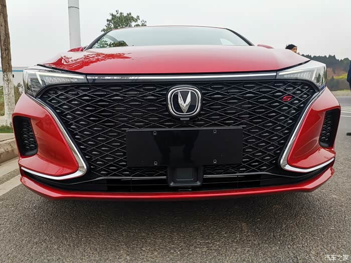 新款逸动plus前脸非常的霸气,黑色菱形格栅,样式时尚年轻,车身耀动红