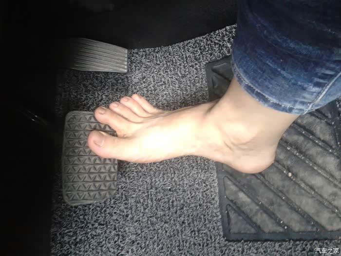 放了油门踩刹车  脚跟不着地  太累!