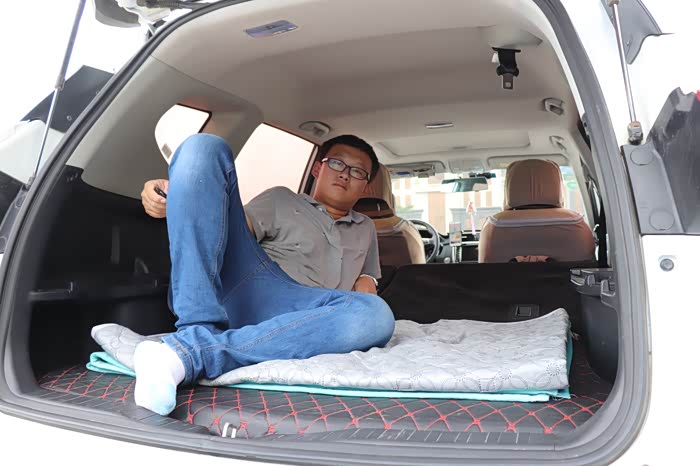 哈弗m6就是我移动的小家后排座椅放倒就可以小做休整