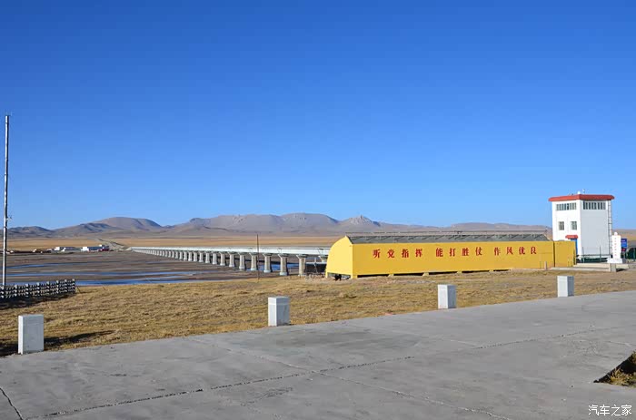 沱沱河桥有兵站保卫,这里有青藏铁路车站,我们没有找到.