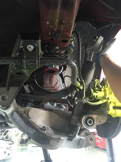 野马改装了airaid进气套,borla排气,elbach(爱巴赫)减震弹簧