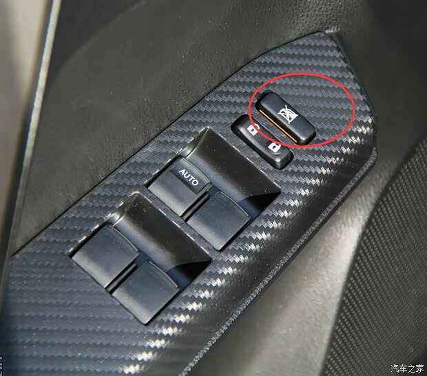 那是车窗锁止按钮,位于驾驶员车门上,在中控锁上边.