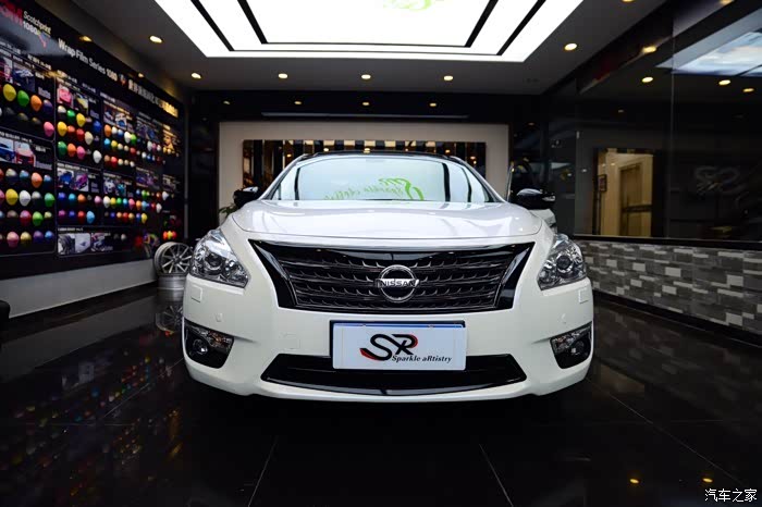 天籁公爵顶配版美国秃鹰改色膜白变蓝作业黑色中网