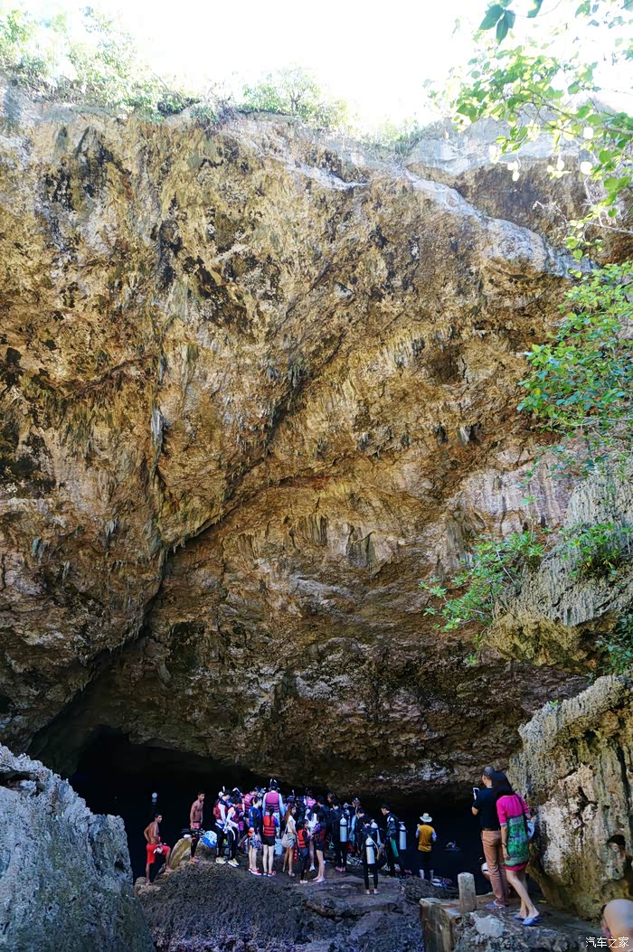 这里的质珊瑚礁形成的石灰岩.