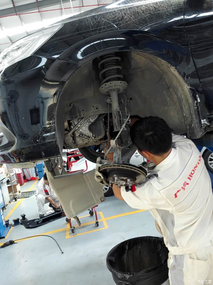 帅气小哥认真给我修车对于他服务点个赞