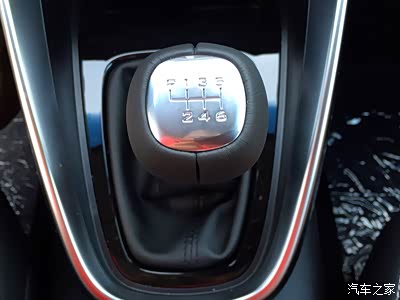 中规中矩手动变速箱档把头但同凡响配置6前进档变速器档位衔接紧密