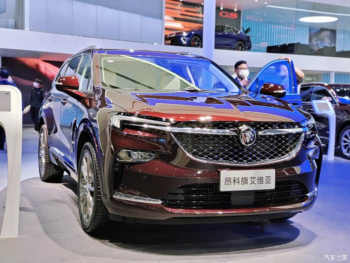 美女加豪车来上海车展看别克昂科旗
