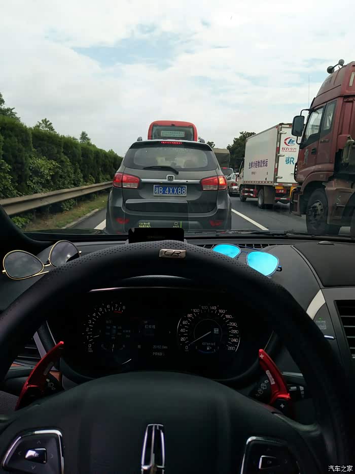 进入湖南遇上前方车祸堵车堵两个多时~开车在外,心行驶啊