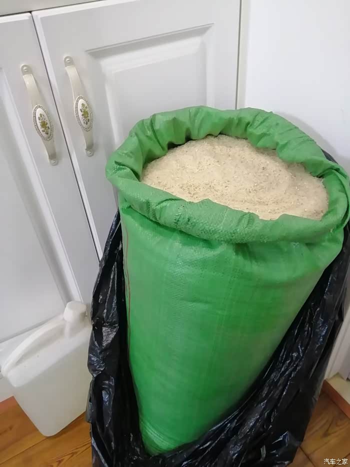 老家的大米,这一袋能装一百四十多斤.