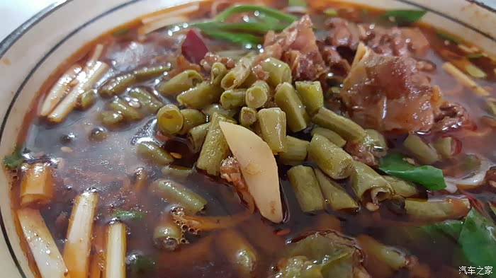 这个豇豆烂肉是加了两块钱的,肉呢?