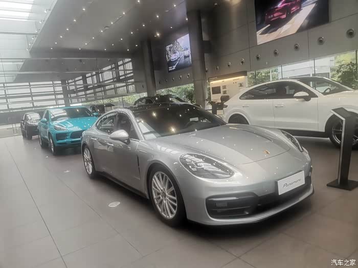 老铁们东三环有家新开的保时捷4s店!帕拉梅拉居然还有现车!